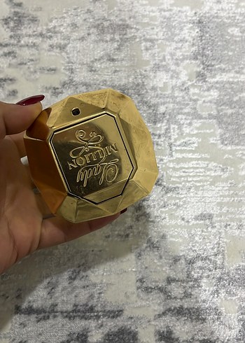Altın Renkli Kadın Parfümü Şişesi
