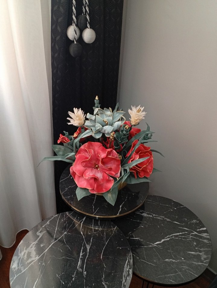 Koyu Kırmızı Yapay Çiçek Aranjmanı - Görsel 2