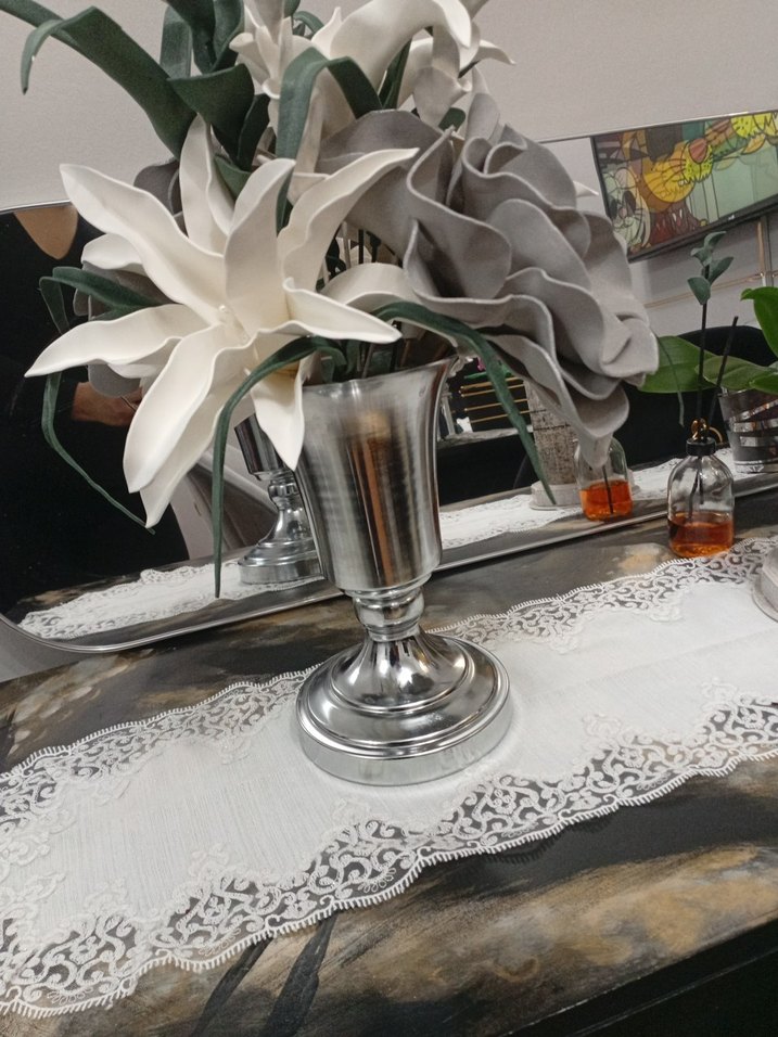 Gri ve Beyaz Çiçekli Gümüş Vazo Seti - Görsel 2