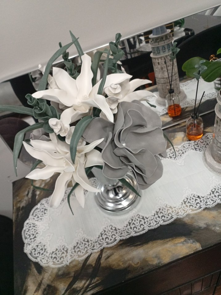 Gri ve Beyaz Çiçekli Gümüş Vazo Seti - Görsel 3