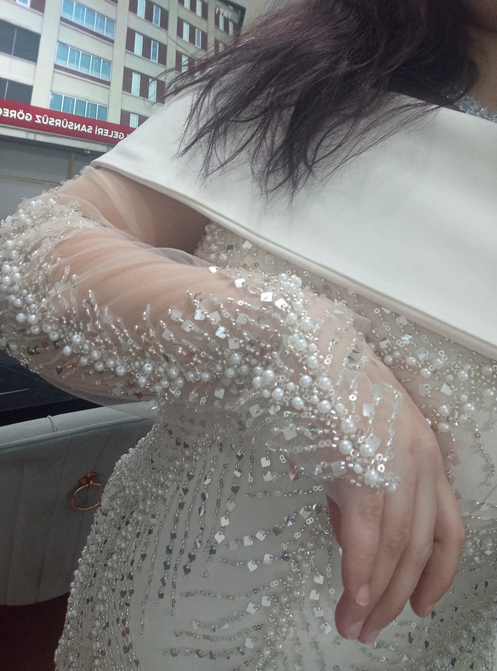 Drapeli Uzun Kollu Beyaz Midi Abiye Elbise - Görsel 5