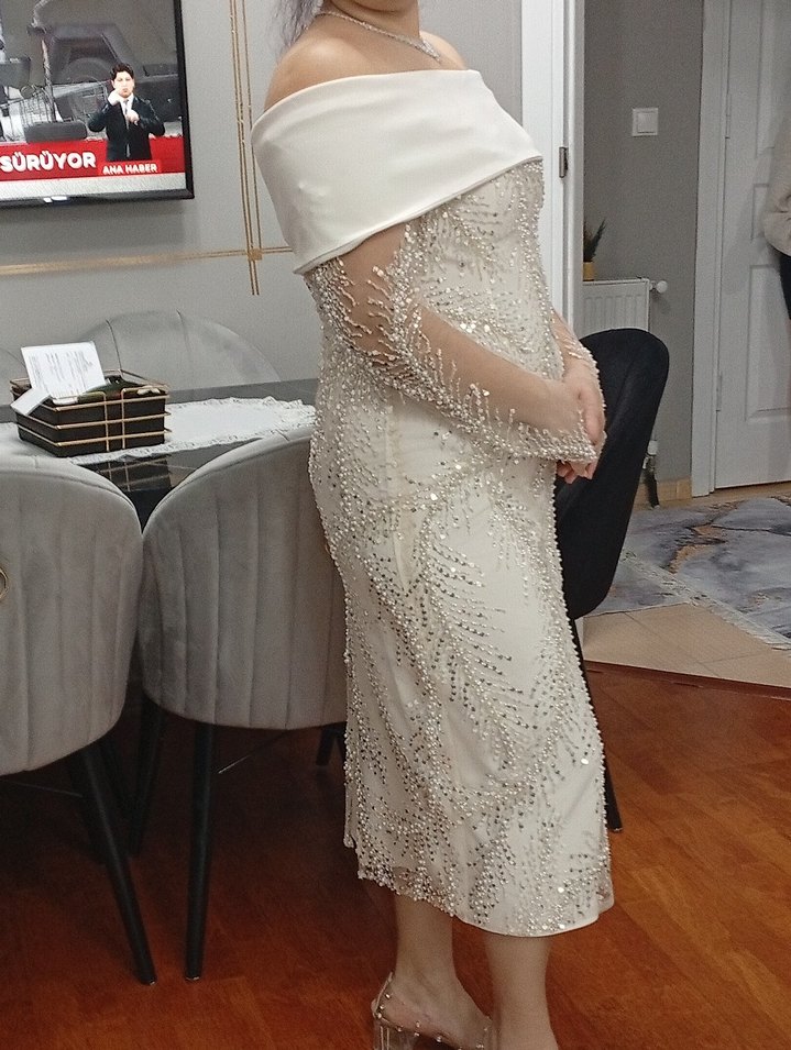 Drapeli Uzun Kollu Beyaz Midi Abiye Elbise - Görsel 3