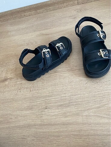 38 Beden siyah Renk Stradivarius sandalet