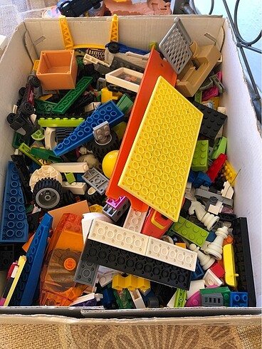 Bir ayakkabı kutusu dolusu Lego