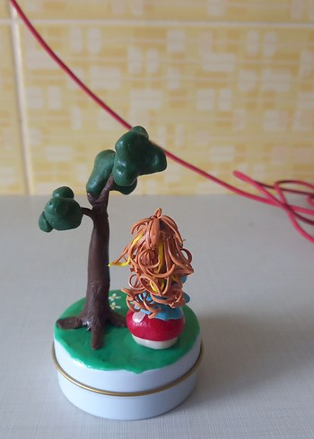 Renkli Kız ve Ağaç Figürlü Biblo - Görsel 3