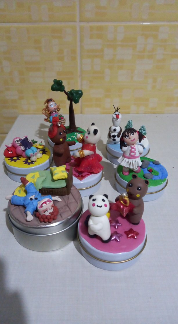 Renkli Kız ve Ağaç Figürlü Biblo - Görsel 4