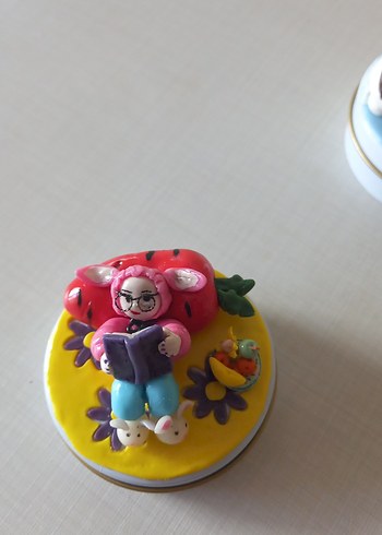 Çok Renkli Okuyan Tavşan kız Figürlü Kutu - Görsel 2