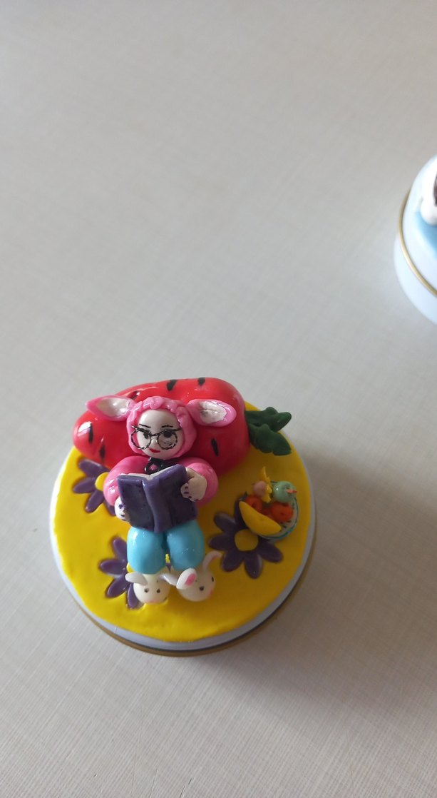 Çok Renkli Okuyan Tavşan kız Figürlü Kutu - Görsel 2