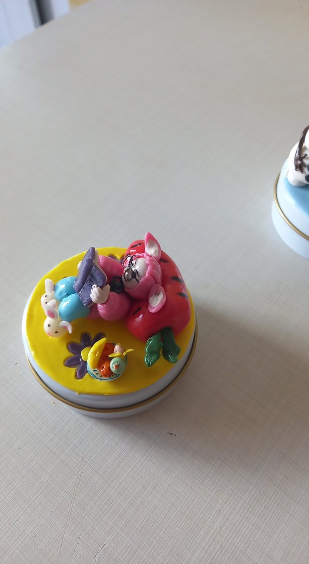 Çok Renkli Okuyan Tavşan kız Figürlü Kutu - Görsel 3