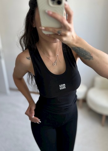 Siyah Yüksek Yakalı Kolsuz Mini Atlet - Görsel 3