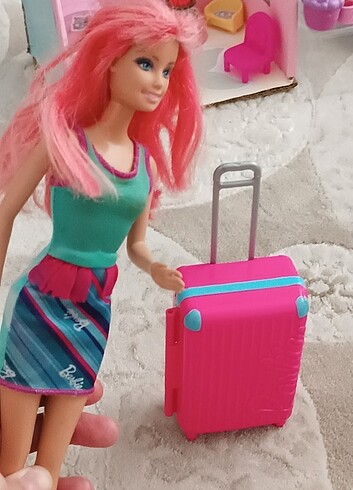 Barbie bebek ve valizi