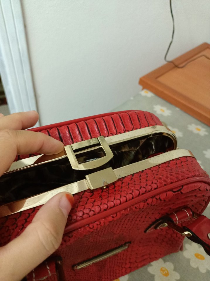 Kırmızı Yılan Derisi Desenli Deri Kadın Çantası - Görsel 3