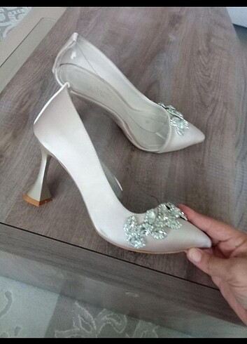 Taşlı stiletto