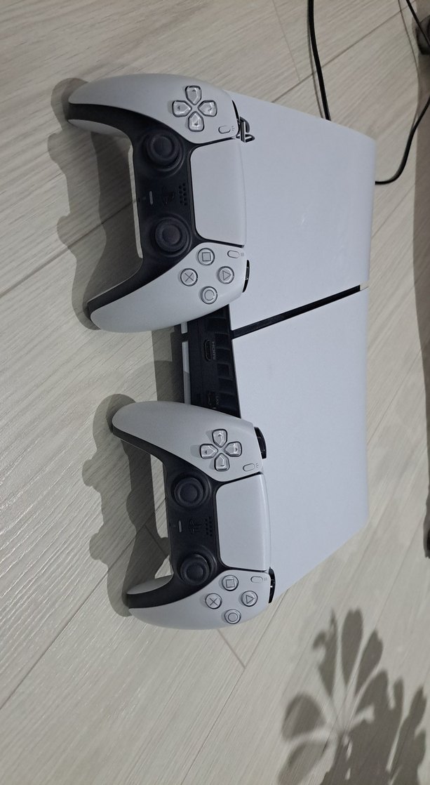 PlayStation 5 Konsol ve İki Kablosuz Kontrolcü - Görsel 4