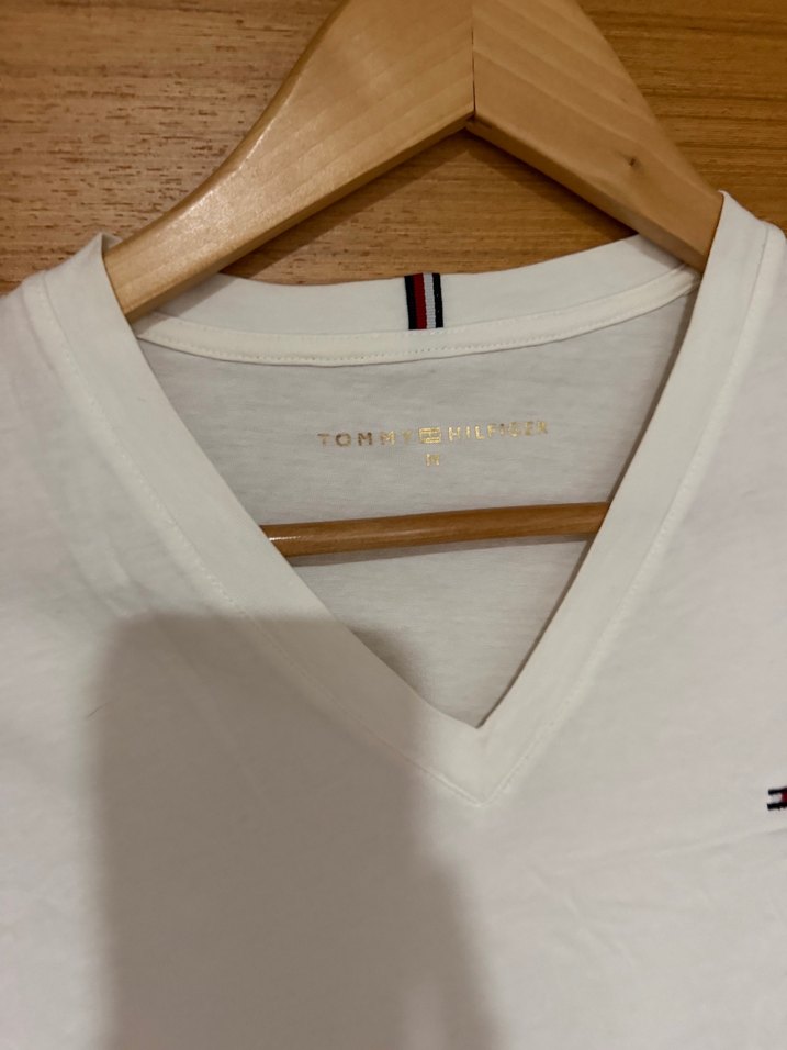 Tommy Hilfiger Beyaz V Yaka Tişört — görsel 2/4