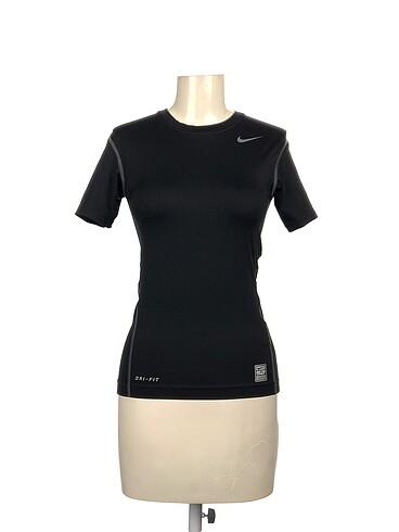 Nike T-shirt %70 İndirimli.