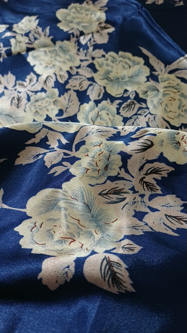 Parlak Çiçek desenli Kumaş - Görsel 2