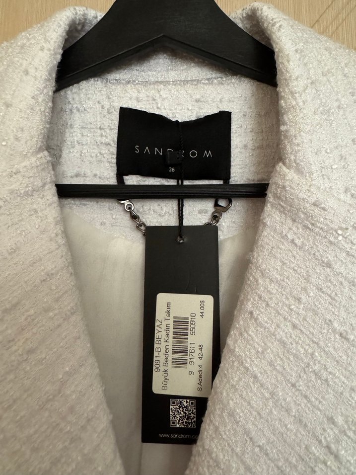 Düğmeli Beyaz Kadın Ceket - Görsel 3