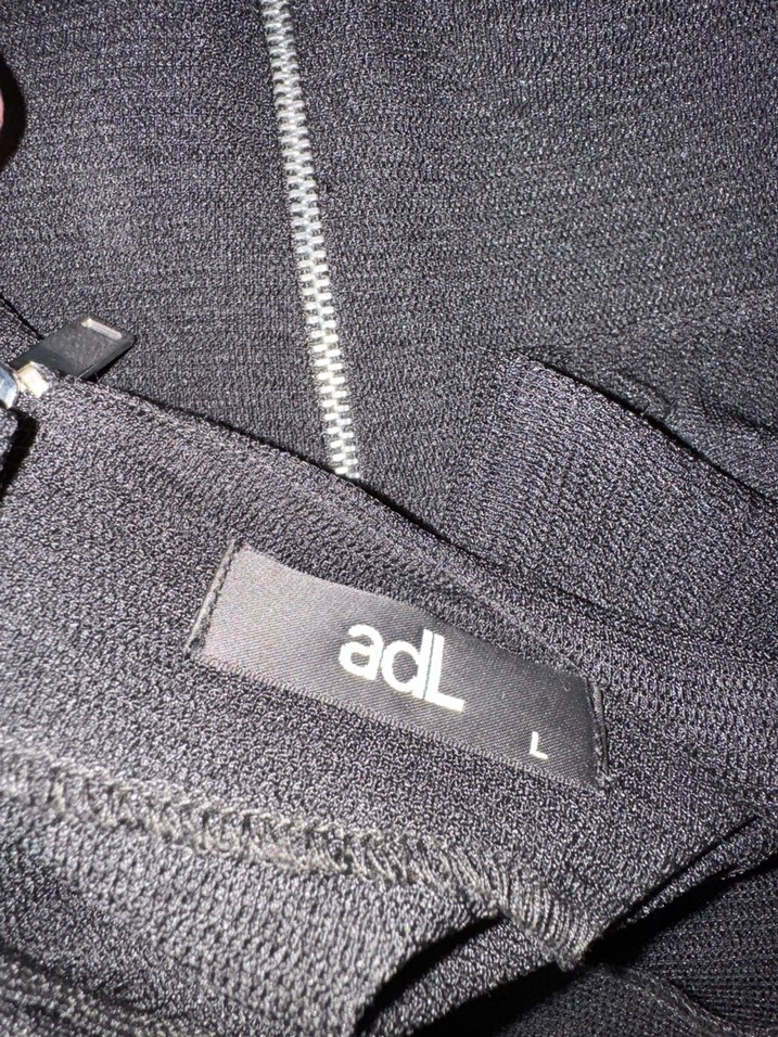 Siyah Piliseli Kolsuz Kadın Bluz - Görsel 3