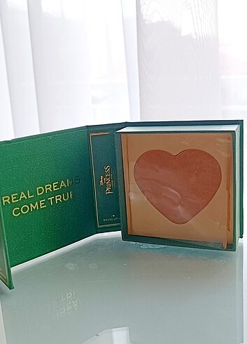 I heart revolution Disney Storybook collection Highlighter/ Bron