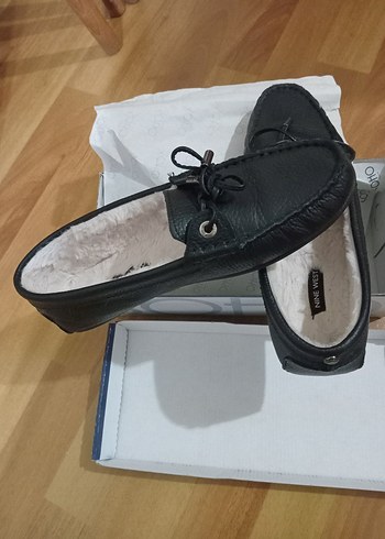 Siyah Deri Tokalı Kadın Babet - Görsel 3