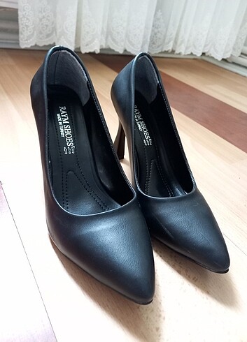 Siyah kadeh topuk ayakkabı 