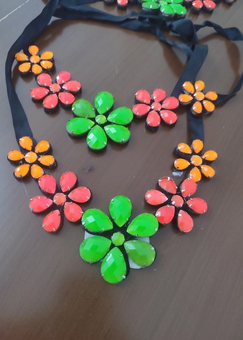 Diğer Çiçek Desenli Renkli Boncuklu Mini Kolye