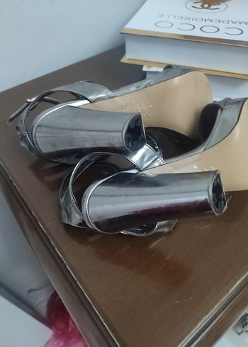 Gri Yılan Desenli Platform Topuklu Kadın Ayakkabı - Görsel 4