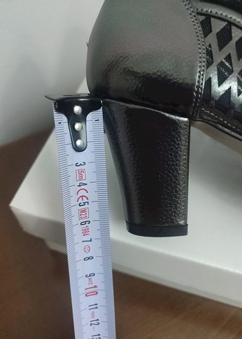 Gri Yılan Desenli Parlak Topuklu Kadın Ayakkabı - Görsel 4