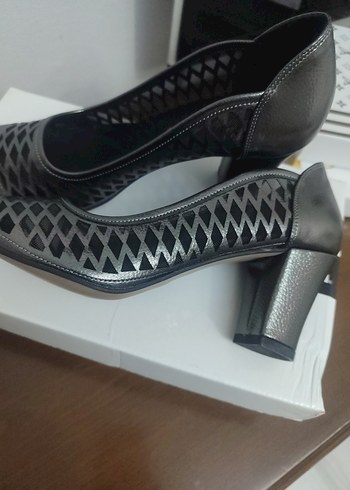 Gri Yılan Desenli Parlak Topuklu Kadın Ayakkabı - Görsel 7