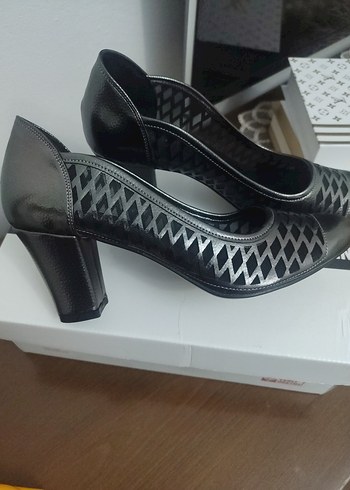 Gri Yılan Desenli Parlak Topuklu Kadın Ayakkabı - Görsel 3