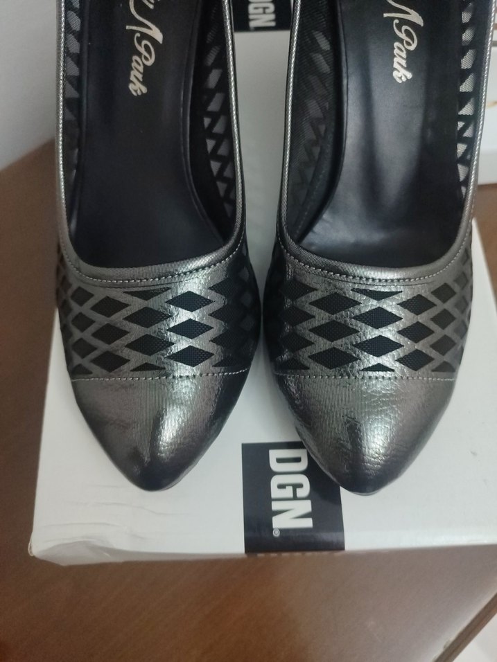 Gri Yılan Desenli Parlak Topuklu Kadın Ayakkabı - Görsel 2