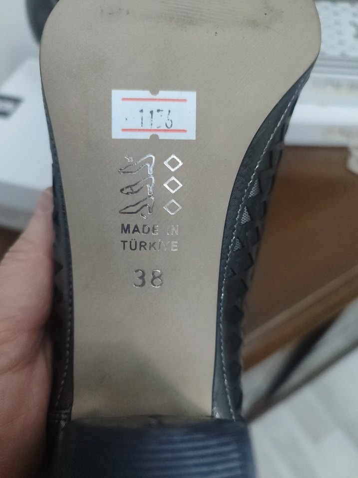 Gri Yılan Desenli Parlak Topuklu Kadın Ayakkabı - Görsel 5