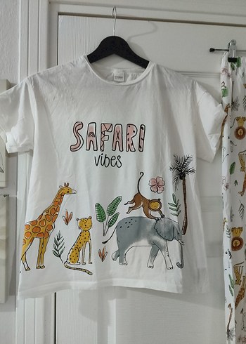 12-13 Yaş Beden Beyaz Kısa Kollu Safari Temalı Pijama Takımı