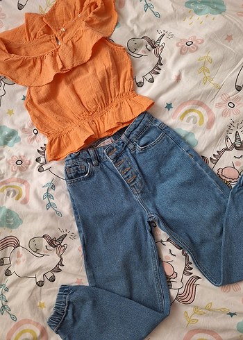 Turuncu Düğmeli V Yaka Bluz ve Bol Kesim Denim Pantolon