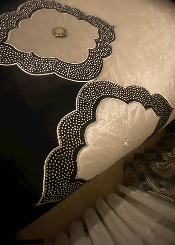 Nakışlı Beyaz ve Siyah Yatak Örtüsü - Görsel 2