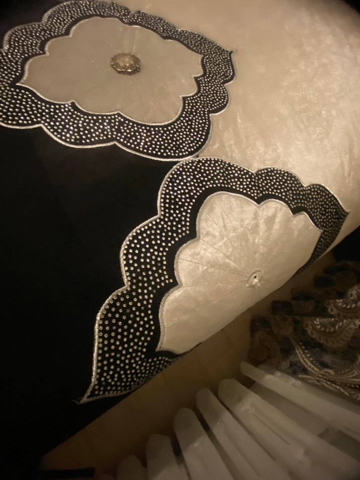 Nakışlı Beyaz ve Siyah Yatak Örtüsü - Görsel 2