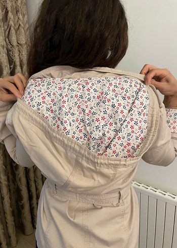 Kemerli Bej Kısa Kesim Kadın Trençkot - Görsel 5