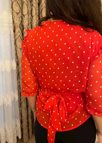 Kırmızı Puantiyeli V Yaka Kuşaklı Bluz - Görsel 2