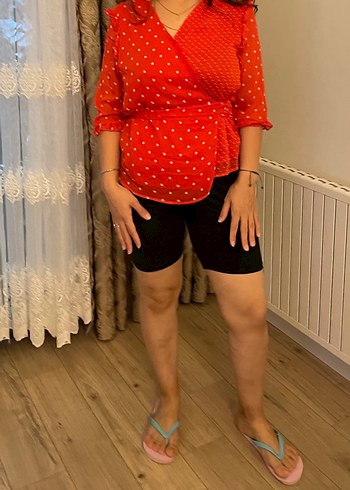 Kırmızı Puantiyeli V Yaka Kuşaklı Bluz - Görsel 4