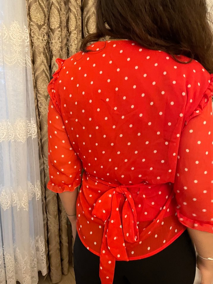 Kırmızı Puantiyeli V Yaka Kuşaklı Bluz - Görsel 2