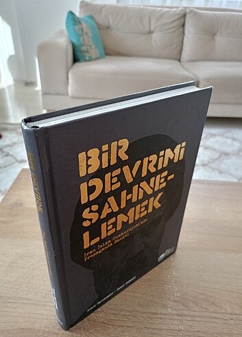 BİR DEVRİMİ SAHNELEMEK