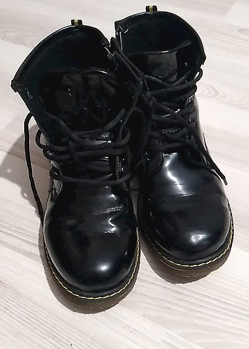Siyah Rugan Stiletto Topuklu Gotik Kadın Bot