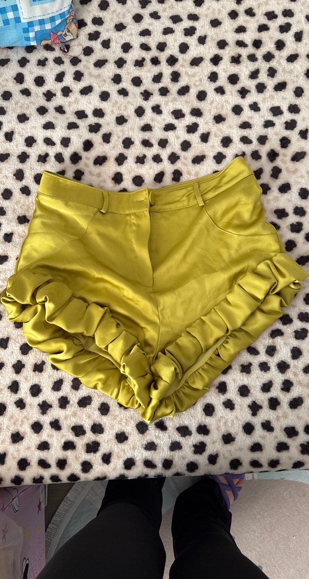 Sarı Parlak Mini Şort Fırfırlı - Görsel 2