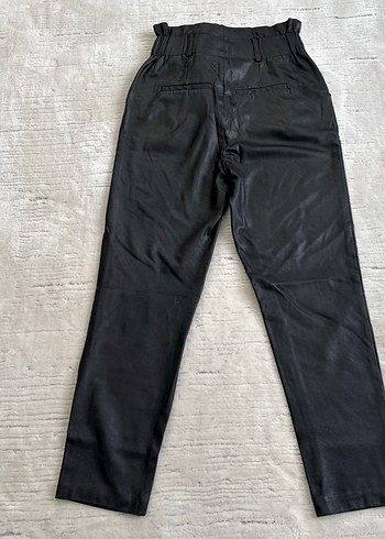 Stradivarius Kadın Siyah Deri Kemerli Pantolon