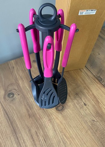 Beden Pembe Saplı Plastik Mutfak Gereçleri Seti