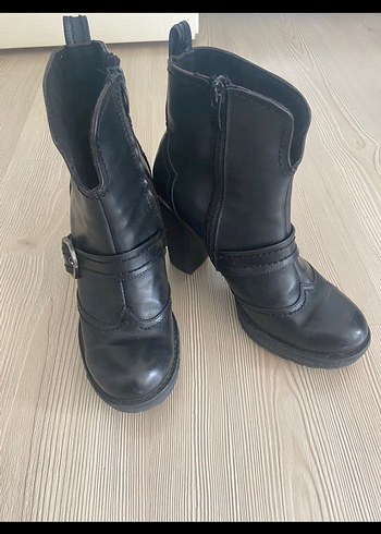 Kemer Detaylı Siyah Deri Kadın Bot