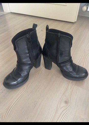 Diğer Kemer Detaylı Siyah Deri Kadın Bot