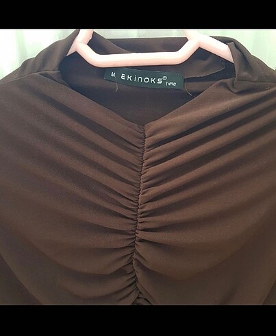 Büzgülü kahverengi bluz - Görsel 2