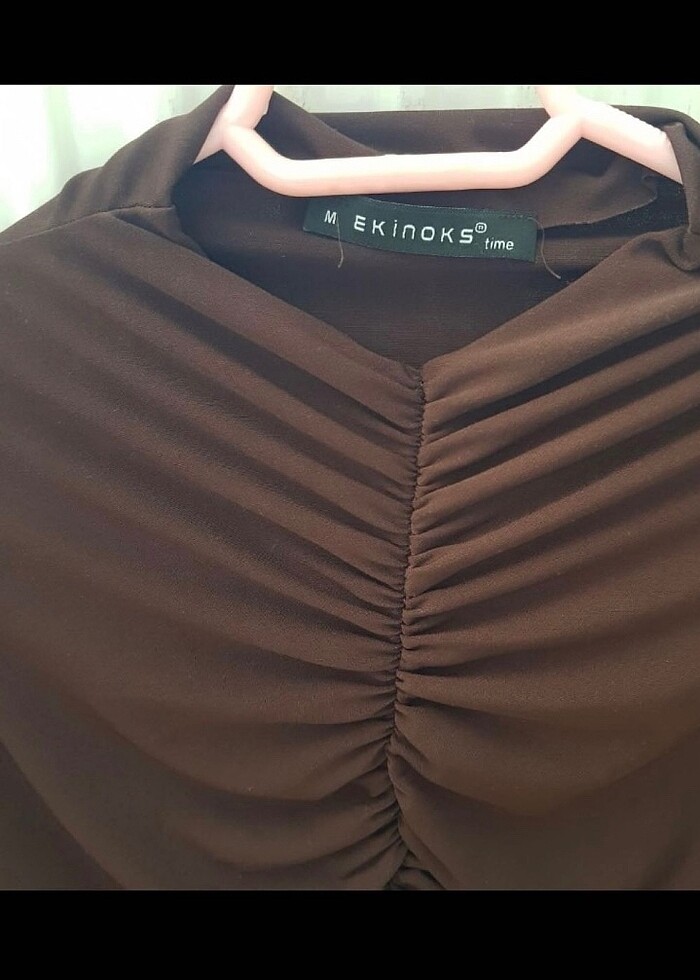 Büzgülü kahverengi bluz - Görsel 2